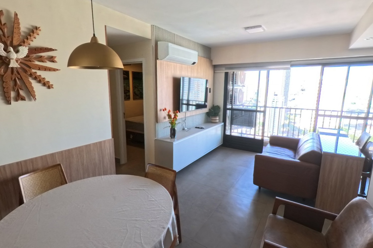Sala de estar e jantar de apartamento com varanda, capturada em 360°