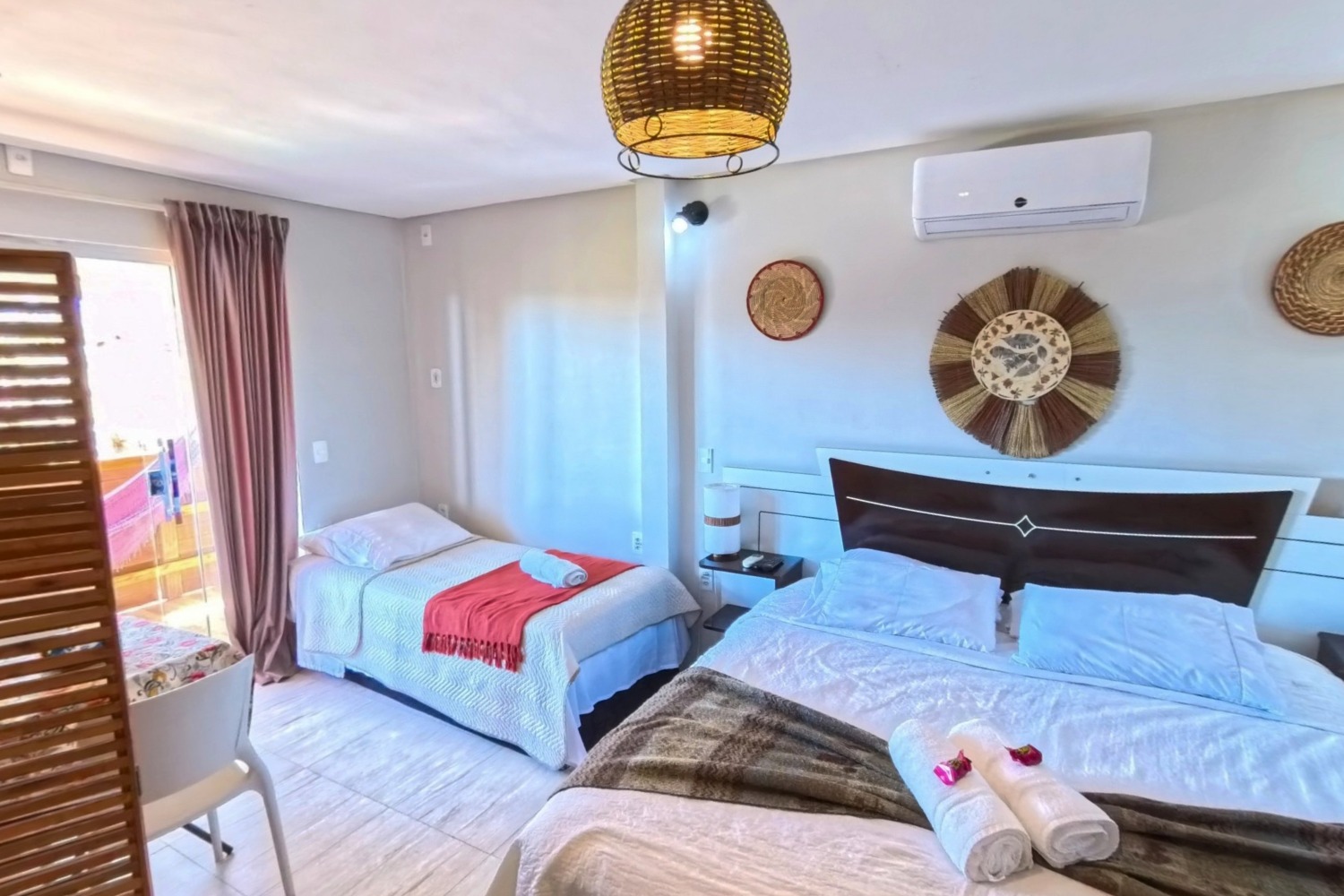 Quarto de chalé de pousada com camas arrumadas e artesanato na parede, capturado em 360°